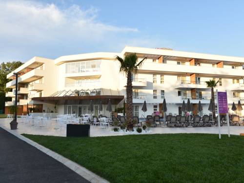 novost 96 novih apartmana u holiday village montenegro vinski magazin vino fino