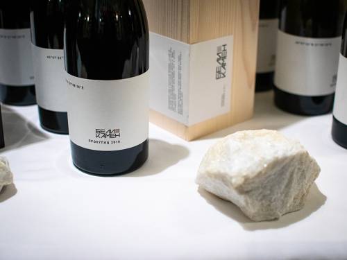 novost beli kamen teroar u čaši vinski magazin vino fino