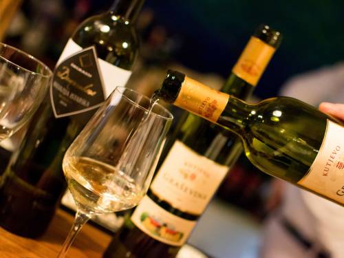 novost hrvatska vina i mediteranski zalogaji u konobi tata mata vinski magazin vino fino