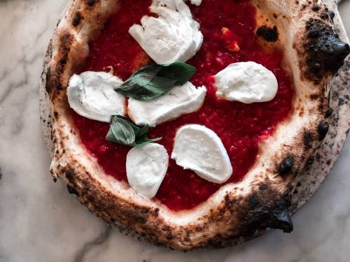 novost pizza jelo siromaha koje je pokorilo svet vinski magazin vino fino