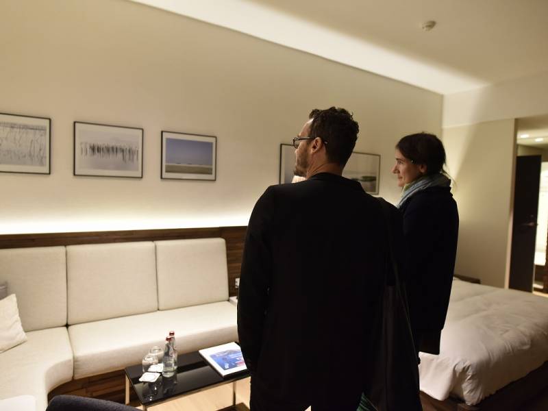 novost umetničke fotografije u hotelu radisson collection vinski magazin vino fino