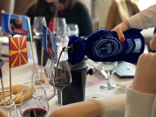 novost vranac iz plantaža pobedio na vranec selection by cmb vinski magazin vino fino