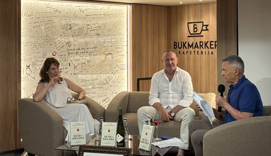 izdvojeno deo neba i komad zemlje vinski magazin vino fino