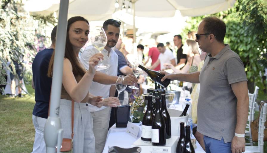izdvojeno dočekajte leto uz grašac vinski magazin vino fino