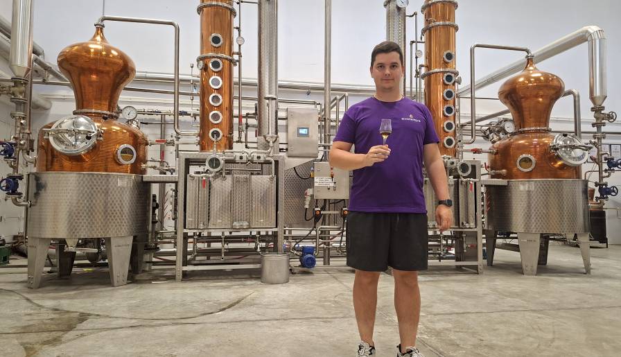 izdvojeno oda šljivi u destileriji emperus vinski magazin vino fino