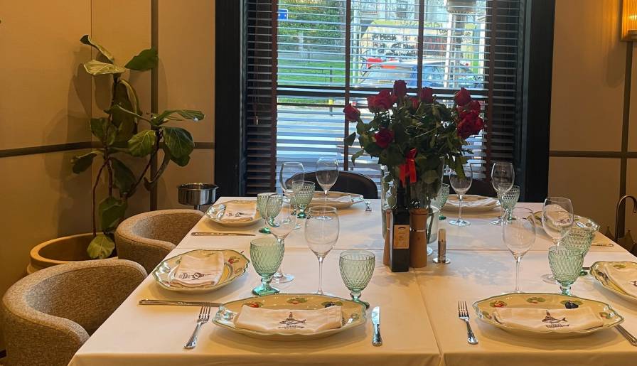 izdvojeno otvoreno je malo ribarsko selo vinski magazin vino fino