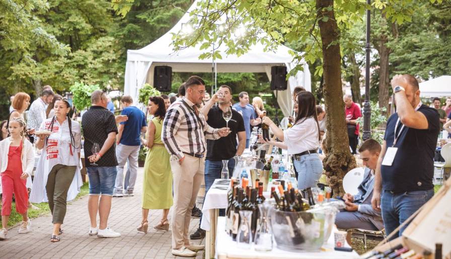 izdvojeno vino i muzika pod krošnjama vrnjačkog parka vinski magazin vino fino