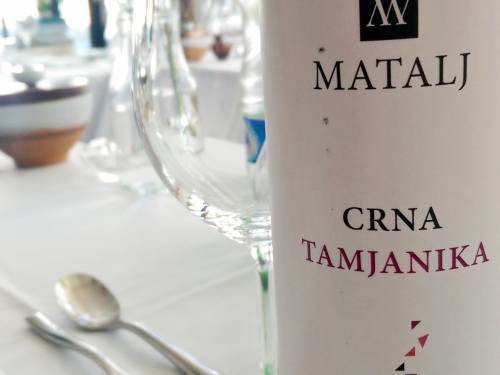 vinopis crna tamjanika i visoka kuhinja vinski magazin vino fino